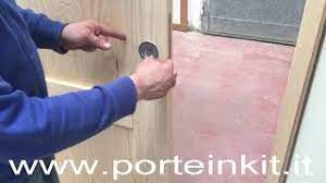 Veletta porta scorrevole profilo clip porta legno solido 80. 10 Montaggio Veletta Serratura E Conchiglia Porta Scorrevole Esterno Porte In Kit Youtube