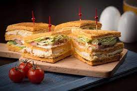 سندويش سهل وسريع التحضير، اشتهر في أميركا وانتشر في معظم البلدان الأخرى. Food One Photo