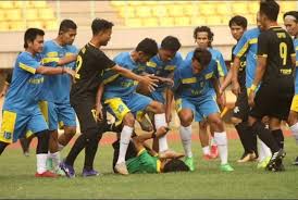 Personal blog· just for fun. Bola Sepak Indonesia Kembali Bergasak Pemain Pijak Kepala Pengadil