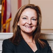 Elizabeth Callan's Instagram, Twitter & Facebook