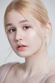 Alma Gall's Instagram, Twitter & Facebook