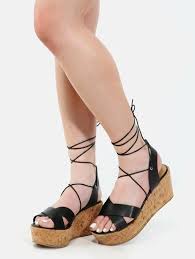 Jambes élancées et silhouette affinée avec ces sandales vertigineuses ! Sandales A Plate Forme Avec Lacets Noir Mode En Ligne Shein France