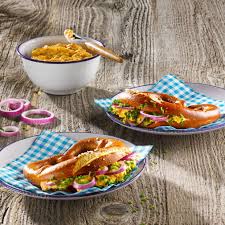 Brotzeitbrezel Mit Obatzter Roten Zwiebeln Und Schnittlauch Rezept Obatzter Rote Zwiebeln Rezepte
