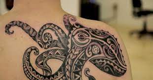 Decorative octopus tattoo in polynesian style. Tatouage Polynesien Polynesian Tattoo Octopus Tattoo Octopus Tattoo Tattoos Octopus Tattoo Design
