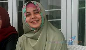 Ia telah menyingkapkan jubah putih teh ninih hingga pinggang. Suami Baru Diduga Ahmad Rifai Risty Tagor Berstatus Istri Kedua Dan Nikah Siri