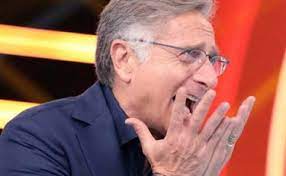 In caso di risposta sbagliata lasciano il posto al. Avanti Un Altro Paolo Bonolis Stravolge Tutto Contatto Fisico Brutta Fine Per Le Bonas Libero Quotidiano