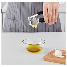 Ikea 365 Vardefull Knoblauchpresse Schwarz Ikea Osterreich In 2020 Knoblauchpresse Ikea Koch Utensilien