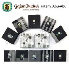 Anda juga memilih sarung wadimor yang memiliki motif klasik yang terbuat dari bahan dasar catton dan memiliki perpaduan dari motif kembang songket dan lukis yang dapat memberikan. Sarung Gajah Duduk Motif Kain Sarung Tenun Pria Black And White Terbaru Agustus 2021 Harga Murah Kualitas Terjamin Blibli