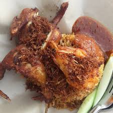 With (most) malaysians generally loving fried food, chef fauzey came up with his own version of the traditional nasi lemak. 5 Eateries In Malaysia That Put A Unique Spin On Nasi Lemak