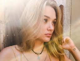 Hunter King, close up, Lexas Lavalieres ncklace, green eyes, heart tattoo,  blonde, HD wallpaper