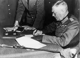 Le maréchal de l'air tedder signe l'acte de reddition de l'armée allemande, à berlin, allemagne le 8 mai 1945. Ve Day The Fall Of Nazi Berlin In Pictures Bbc News