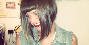 I capelli un po' cresciuti vengono fermati con una mollettina in occasione del concerto benefico amiche per l'abruzzo 2009. Alessandra Amoroso Nuovo Taglio Capelli People