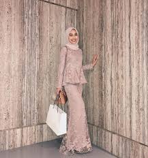 With this application you can try a large collection of wedding dress veil combined with kebaya, making it look more modern and fashionable. I Think I Just Blended In With The Wall Thank You Lilypetuna Cosryofficial Annkhan Exclusive For The Invit Gaun Wisuda Gaun Untuk Acara Pakaian Perkawinan