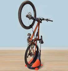 自転車を立てて収納 スペースを有効活用する hammacher schlemmer の upright bike stand えん乗り 自転車 省スペース化 自転車収納