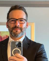 Whos down to meet up and do things, im 16 and down to do stuff,