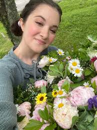 I'm wanting to start my first flower garden this year , I don't even know  where to start or when I should start planting or what to plant lol my  porch has