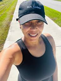 Oh nothing… just working out.. drinking my water.. and enjoying this  Beautiful Weather! Them: What you cooking? Me: This SHAPE…🤣🌴😩😌 Issa a  lifestyle….