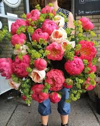 Fleuriste Jardin De Mathilde On Instagram Une Belle Demande Speciale Roses De Jardin Juliette Et Pivoines Coral Sunset In 2020 Companion Planting Rose Floral Wreath