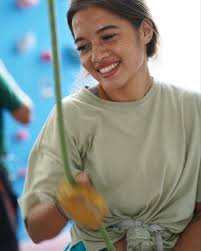 mau mulai olahraga lagi. hari ini jadwalnya wall climbing. olahraga yang  gue coba pertama kali pas gue umur 12 thn & masih bisa menikmati olahraga  ini sampai sekarang. semoga secepatnya bisa ke