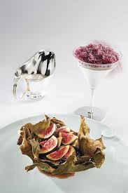 Figues Roties En Feuilles Granite Au Vin Et Creme De Borniambuc Thuries Gastronomie Magazine Gastronomie Figues Roties Figues