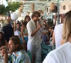 She held her left hand over her mouth and tried to hold back tears while getting ready to serve. Coronavirus Party Egoist Alexander Zverev Lost Mit Corona Party Weltweite Emporung Aus