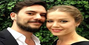 Oyuncu burcu biricik ve reklamcı eşi emre yetkin aşklarıyla keşke bizim de olsa dedirtiyor. Burcu Biricik Ve Emre Yetkin Den Evlilik Karari Kiminle Evli Sevgilisi Kim