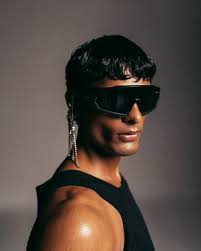 Prepare to make a statement with the STARK range from Sam & Marshall's DEAN  collection. Crafted with precision and style, these magnetic clip-ons  seamlessly blend vintage sophistication with modern functionality. Elevate  your