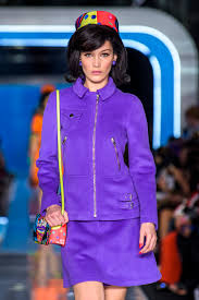 Wenn sie zum beispiel gelb und violett, rot und grün oder blau und orange direkt nebeneinander in ihr kostüm integrieren, erweckt dies den eindruck bunter lebendigkeit. Die Modetrends Der 80er Jahre Schrill Bunt Und Laut