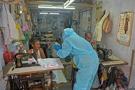 يمين سلمت حمد حسن لوائح أسماء موظفي الصندوق الوطني للضمان الاجتماعي وأعضاء مجلس الادارة ووعد بأنهم سيبدأون بتلقي اللقاح ضد كورونا ابتداءً من الأسبوع المقبل. Egx9 Xvuejgkm