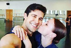 A new york il ballerino roberto bolle e il cantante marco mengoni sorridenti, postano un selfie scatenando il web ad una serie consensi favorevoli ad una storia tra i due ( mentre sono solo amici? Roberto Bolle E Fidanzato Chi E Il Suo Compagno E Cosa Sappiamo