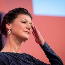 Was die frau von oskar lafontaine über linke porsche fahrer. Sahra Wagenknecht Was Verrat Ihre Korpersprache Manager Magazin