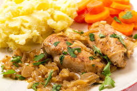 Maybe you would like to learn more about one of these? Immagini Stock Petti Di Pollo In Salsa Di Mandorle Cipolle E Vino Serviti Con Pure Di Patate E Carote Image 36310327