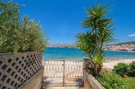 Der sand befindet sich sowohl am gesamten strand als auch im flacheinlaufenden wasser und ist daher gerade für kinder das reine paradies. Apartments Tonka Trogir Aktualisierte Preise Fur 2021