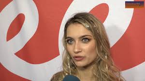 Wie is tinne oltmans uit 'de slimste mens ter wereld' en waar kan je haar van kennen? Tinne Oltmans Van Ghost Rockers Zag Overwinning Steracteur Sterartiest Aan Haar Neus Voorbijgaan Youtube
