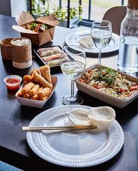 Table Dressee Avec Verres A Vin Vaisselle Et Plats A Emporter Asiatiques Plat A Emporter Vaisselle Idee Repas