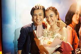 Namanya mulai dikenal khalayak saat membintangi film terkenal yang berjudul london love story 2. 10 Potret Budi Floris Kakak Mawar Eva De Jongh Yang Memesona