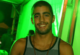 Lia mostra para Vitor suas fotos com Sal