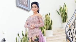 Sort by popularity sort by newness sort by price: Sekilas Kisah Kebaya Ajaib Krisdayanti Untuk Lamaran Aurel Hermansyah Persembahan Ibu Yang Bahagia Era Id