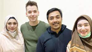 Live your live and do what makes you happy | bertahanlah cinta is now pinned tweet. Celine Evangelista Pakai Kerudung Foto Bareng Ustaz Riza Serta Stefan Ada Apa
