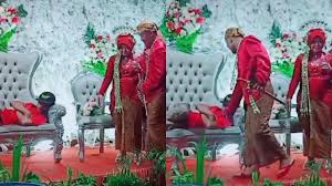 Menemukan kejanggalan di unggahan ini, netizen meninggalkan berbagai komentarnya. Viral Video Pria Tidur Di Kursi Pelaminan Saat Resepsi Pernikahan Kaget Tahu Pengantin Sudah Datang Tribunnews Com Mobile