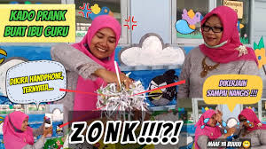 Memberikan kado untuk ibu sebenarnya tidak sulit dicari, sebab pada dasarnya setiap orang tua akan merasa senang jika diberikan apapun oleh anaknya. Kado Prank Buat Ibu Guru Duh Kok Bu Guru Sampai Menangis Perpisahan Sekolah Kelas Ismail 4 Youtube