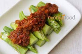 Dish onto the cut okras/lady's fingers, or return okras/lady's fingers to the wok and toss together. Sambal Lady Fingers Asian Soup Recipes Easy Asian Recipes Asian Recipes