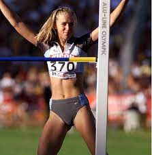 Efter hoppet landar hopparen på en mjuk madrass. Kajsa Bergqvist Sveriges Olympiska Kommitte