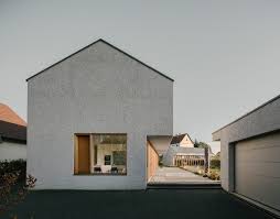 Auskragendes Gehoft Wohnhaus Von Atelier St In Sachsen Architektur Haus Architektur Wohnhaus