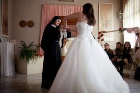 Prom is a special occasion for everyone. Mezzopieno News L Abito Da Sposa In Regalo Il Matrimonio Si Fa