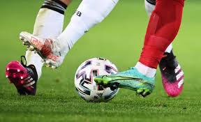 Fussball heute live ►⚽ fußballspiele am donnerstag, den 12.08.2021. Adidas Nike Und Puma Machen Fussball Em Zu Marketing Festspielen