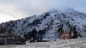 Φτάνοντας στα καλάβρυτα ο επισκέπτης συνειδητοποιεί την ετυμολογία του ονόματός τους, καθώς τα καλάβρυτα φημίζονται για το χιονοδρομικό τους κέντρο, ένα από τα μεγαλύτερα της ελλάδας και. To Prwto Fetino Xioni Ston Xelmo Eikones Kalabryta News