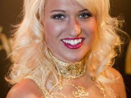 Britt dolverliefd op 10 jaar oudere Max