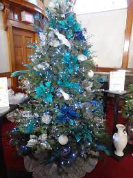 Blue Decorated Tree With Feathers Christmas Tree Decorations Tree Christmas Tree