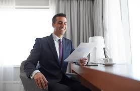 Advogado analisando métricas de anúncios no Google Ads em laptop